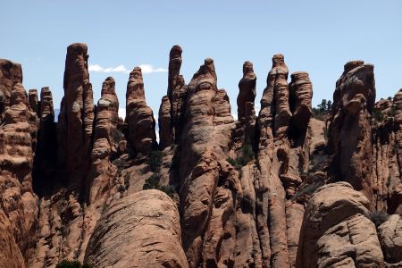 Neskutečná hradba skalní věží v Devils Garden - Arches NP